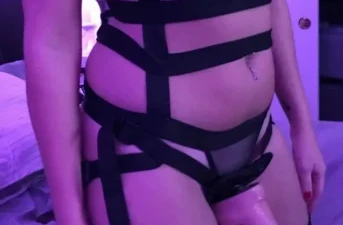 Déesse sodomisatrice cherche de nouveaux soumis dévoués à Bondy