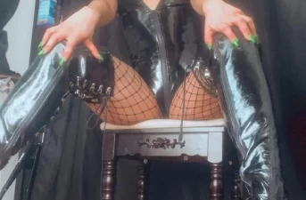 Domina en tenue latex piétine et humilie en facesitting en Corrèze