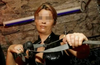 Dominatrice autoritaire expérimentée de Brest accueille soumis dans son donjon