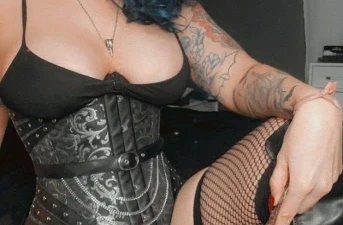 Dominatrice de Nancy cherche un esclave pour boire sa pisse chaude