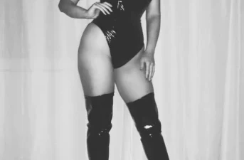 Exhibition BDSM avec une reine dominatrice en latex de Tourcoing