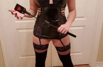 Jeune dominatrice perverse et adepte des coups de cravache pour session SM à Rouen