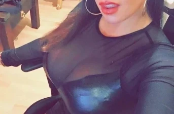 Maitresse autoritaire rencontre des mâles soumis pour une session SM à Valence