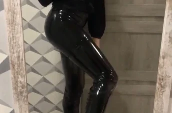 Maitresse Reine BDSM en cuir et talons cherche esclave à Toulon