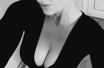 Maitresse skinhead cherche un larbin pour dressage complet à Châteauroux