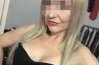 Milf Maitresse SM amatrice de spanking ch jeunes mecs pour fessées à Brest