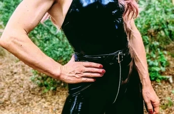 Soumission en extérieur avec une vieille maitresse expérimentée du Cantal