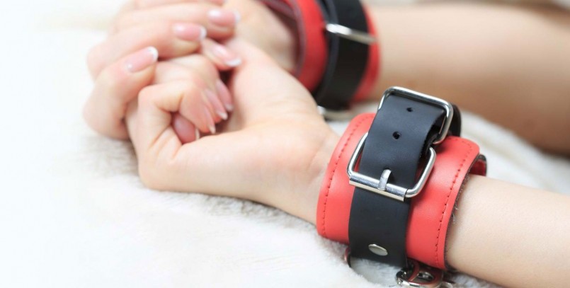 Comment choisir ses premières menottes érotiques pour les jeux BDSM ?