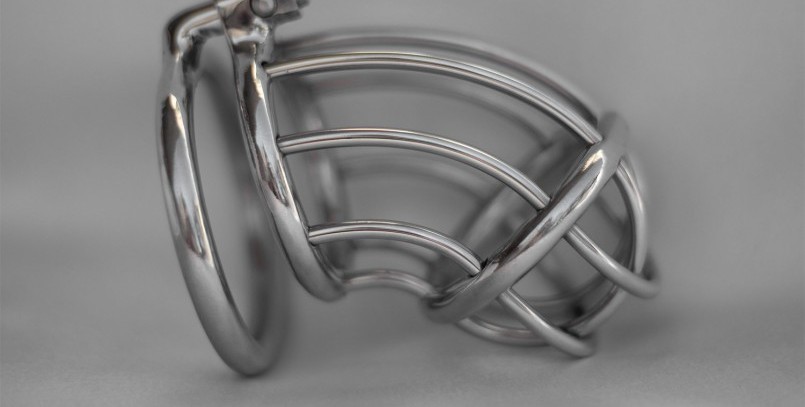 Contrôler l'érestion et l'orgasme d'un homme soumis avec une cage à pénis